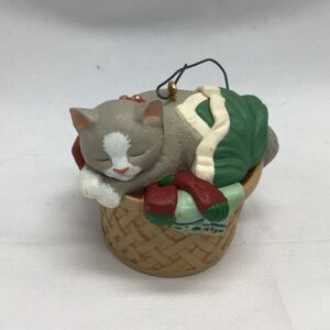 Hallmark Christmas Ornament Cat In Basket 1998 Vintage Holiday Kitty Kitten